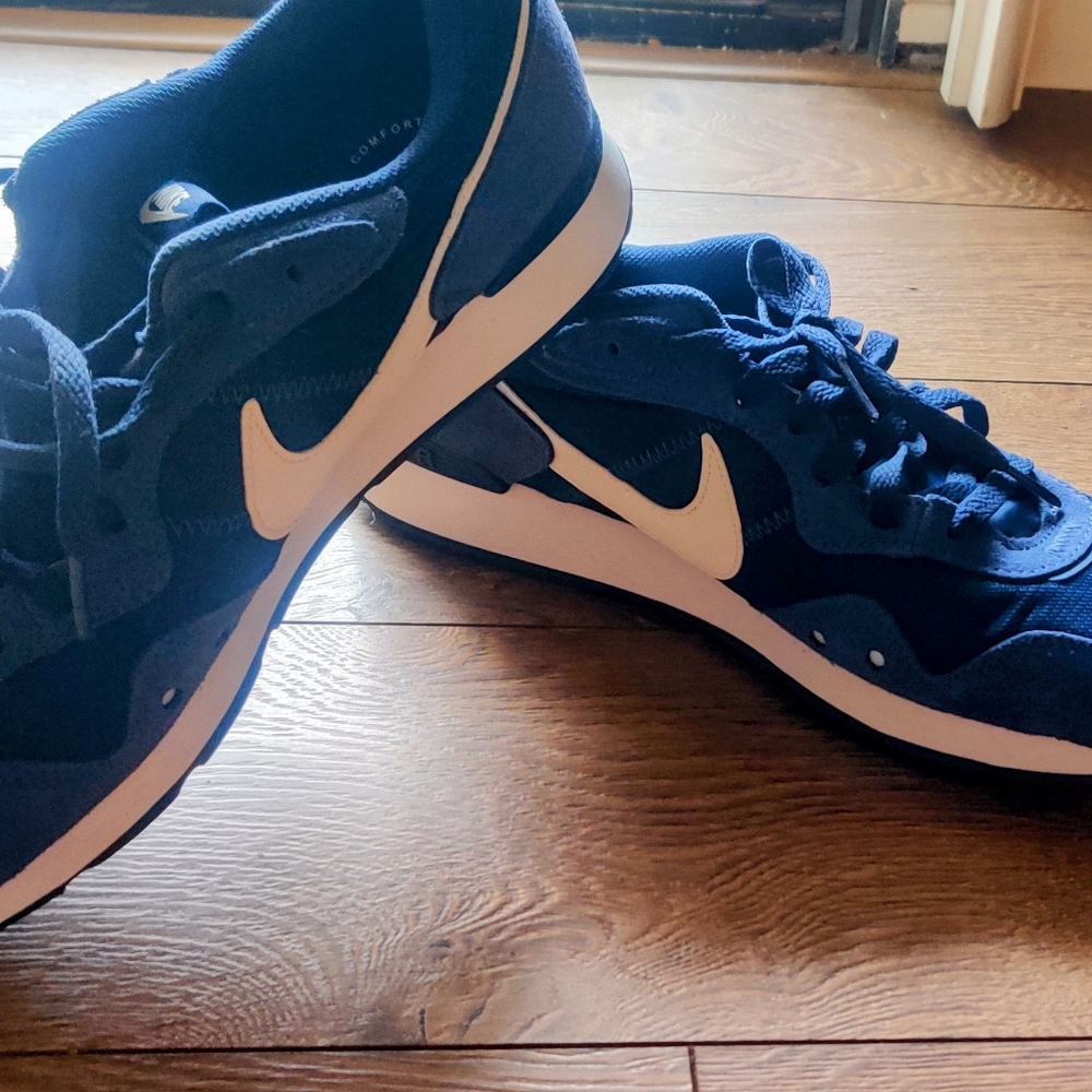 Nike venture runner sneakers